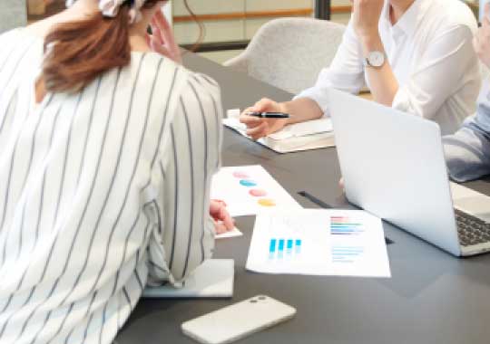 経営企画部門の仕事風景